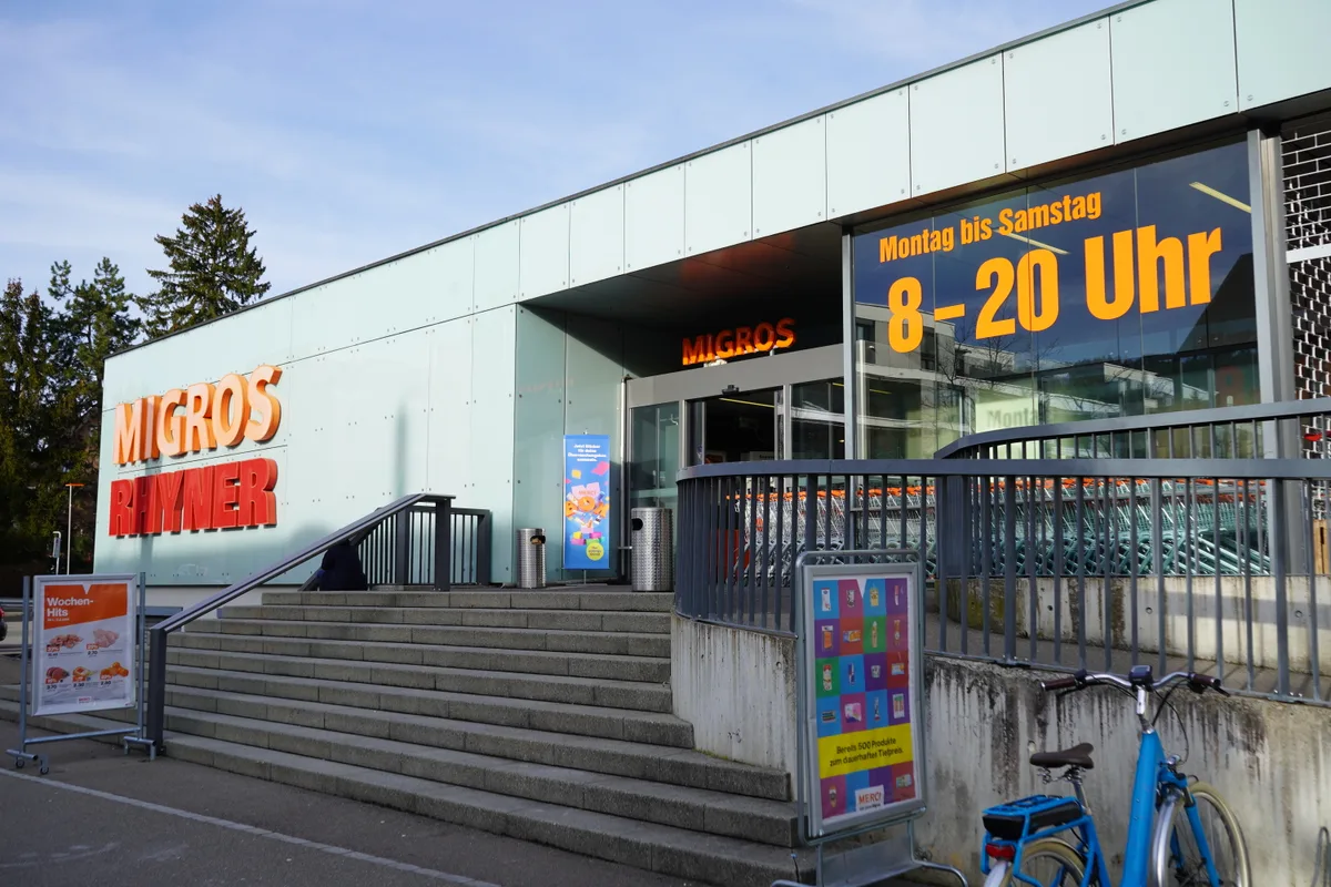 Aussenansicht der Migros in Egg.